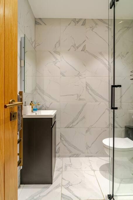 פלימות' Stunning 2 Bed Apartment, Heart Of The Barbican מראה חיצוני תמונה